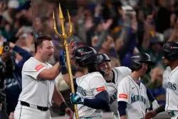 Mariners a win from first World Series, beat Blue Jays behind Suárez’s grand slam for 3-2 ALCS lead